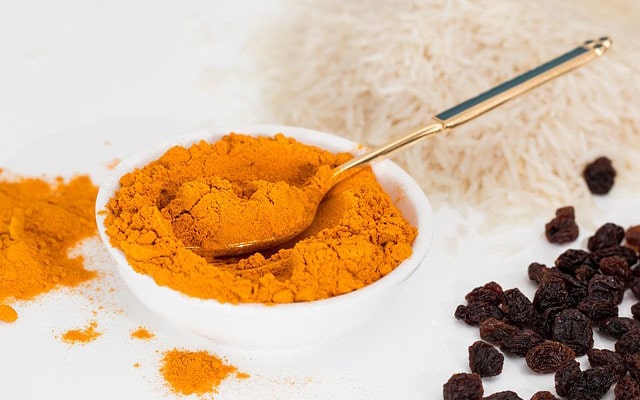 Giống như cà rốt, rau lá xanh thực sự tốt cho sức khỏe của mỗi người. Rau lá xanh bao gồm cải xoăn, rau bina, bắp cải và rau diếp. Việc uống nước ép rau lá xanh giúp cơ thể bạn dễ dàng tiếp nhận các chất dinh dưỡng ngay lập tức thay vì phải tiêu hóa chúng ở dạng thức ăn thô.  Lá xanh kích thích mật và điều đó giúp làm sạch gan một cách nhẹ nhàng.  3. Trà xanh  Trà xanh rất giàu chất chống oxy hóa giúp loại bỏ các gốc tự do. Vì vậy, thức uống này được ví như một chiến binh chống ung thư. Trà xanh cũng giúp cơ thể đốt cháy chất béo, giảm gánh nặng làm việc cho gan.  Việc hydrat hóa thêm từ việc uống một vài tách trà xanh mỗi ngày cũng hỗ trợ gan hiệu quả.  4. Trà nghệ